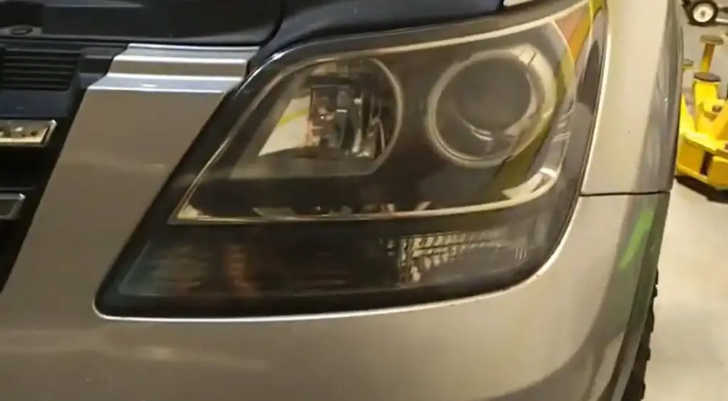 2009 Kia Borrego Headlight Assembly Removal